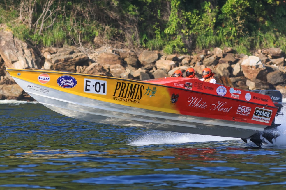 Bowen Deep V lancé à pleine vitesse en mer formée