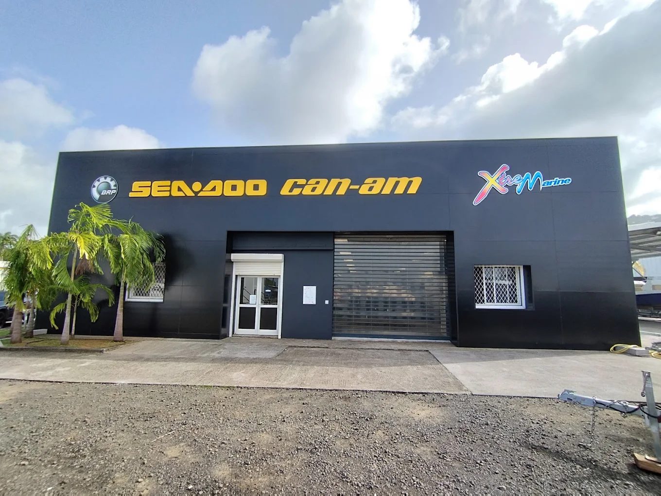 Devanture de la concession Extreme Marine au Robert, Martinique, concessionnaire Sea-Doo et Can-Am