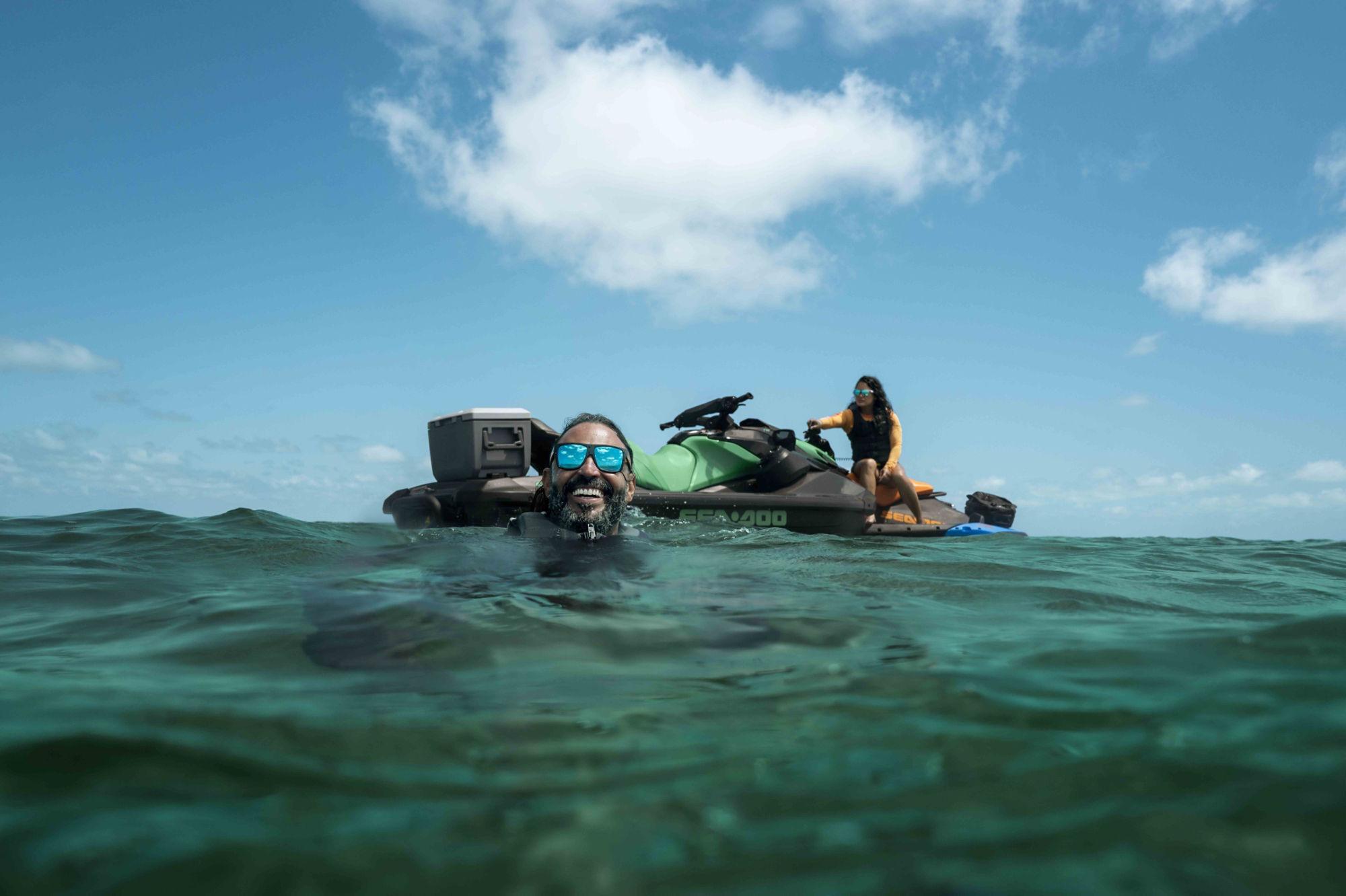 Jet-ski Sea-Doo sur une mer turquoise des Antilles