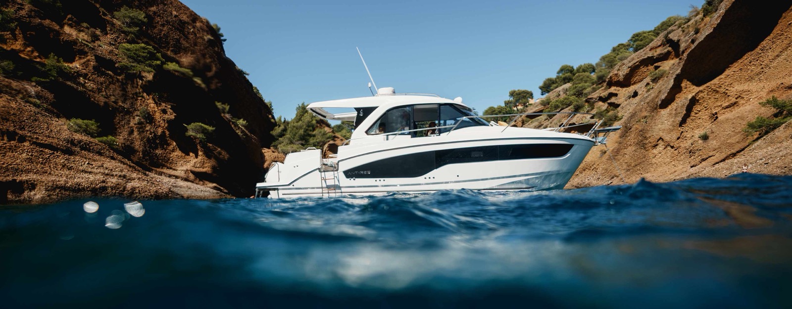 Vedette Beneteau au mouillage dans une calanque aux eaux turquoise