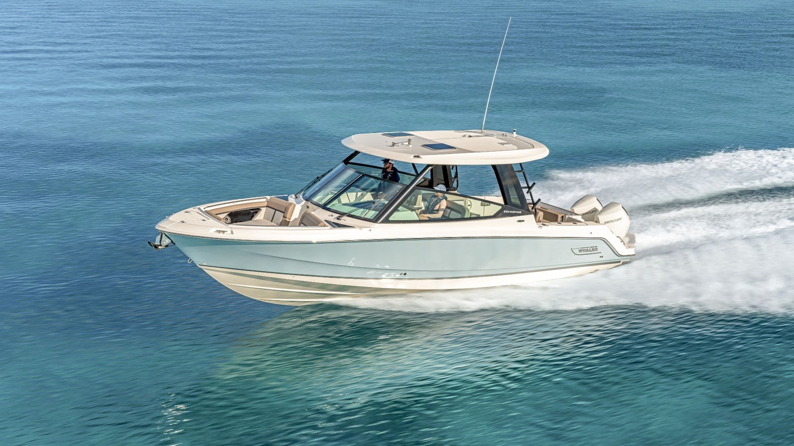 Bateau Boston Whaler en navigation sur une mer turquoise