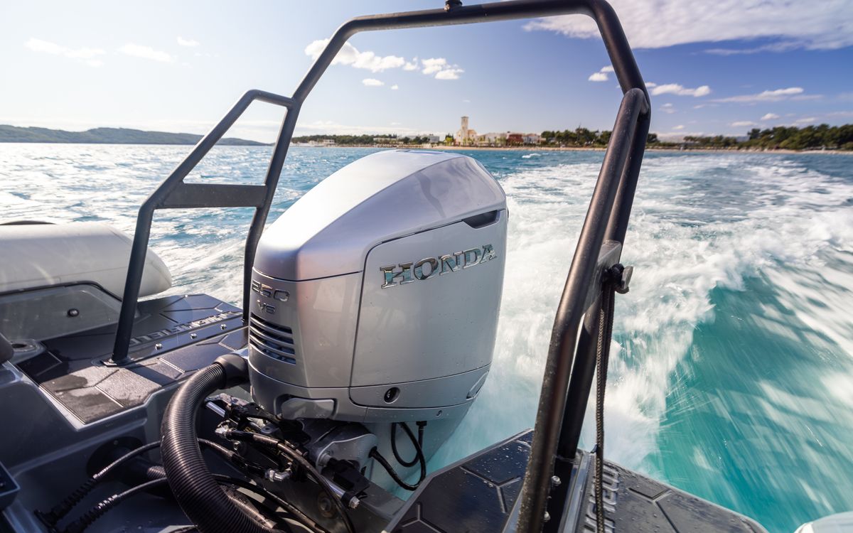 Moteur hors-bord Honda à l'arrière d'un semi-rigide en navigation