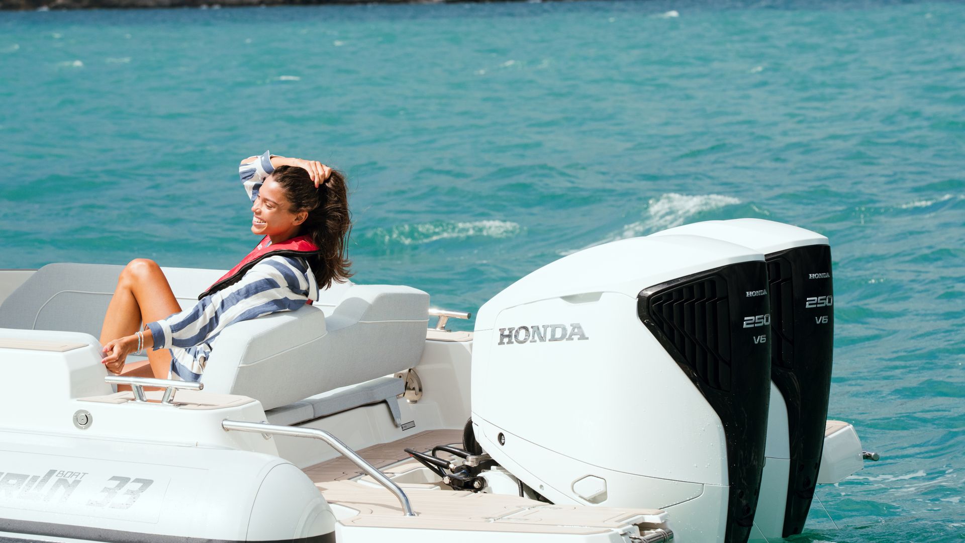 Deux moteurs hors-bord Honda BF250 V6 à l'arrière d'un bateau, eaux turquoise